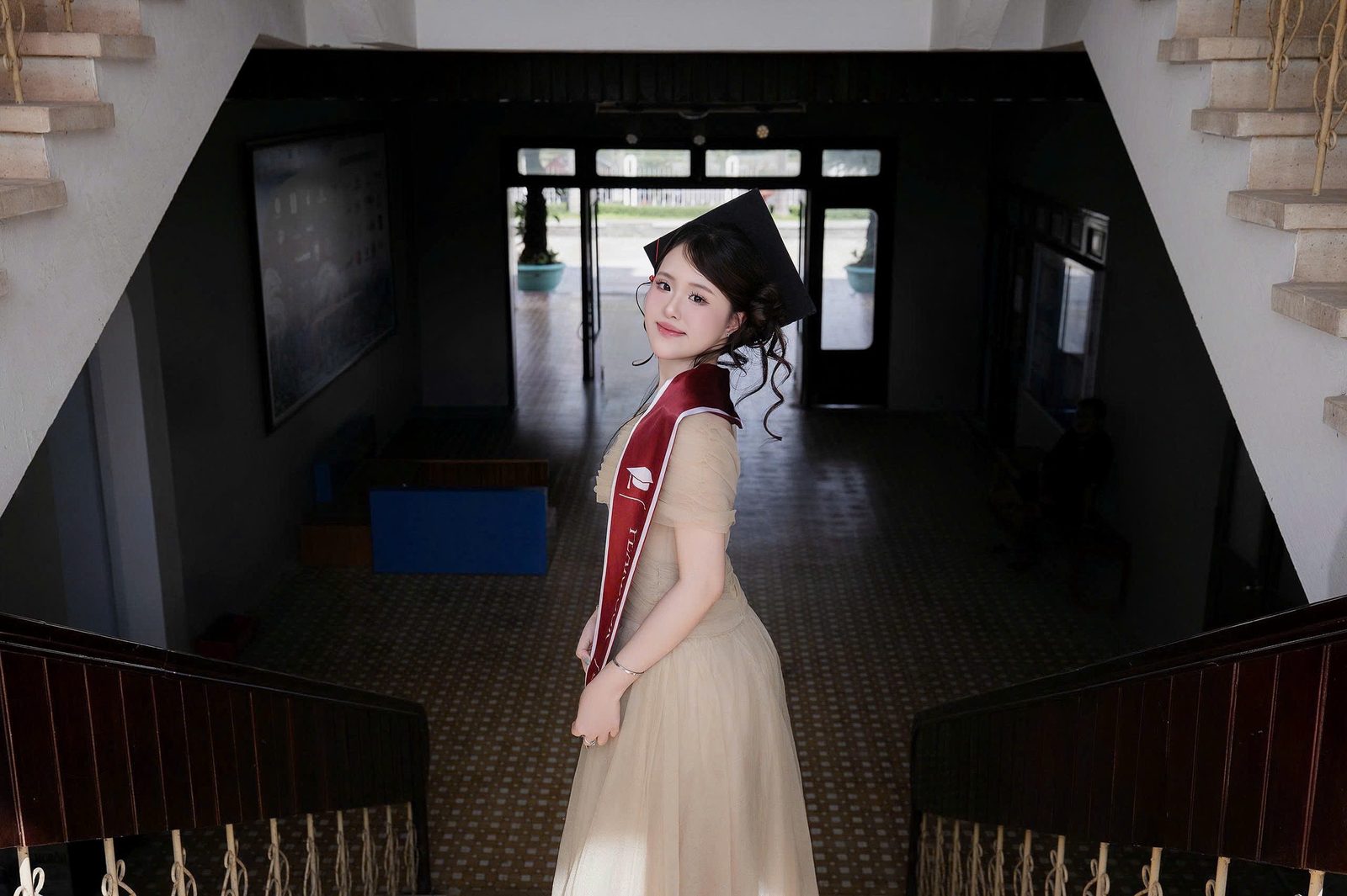 Tân cử quay sau lưng